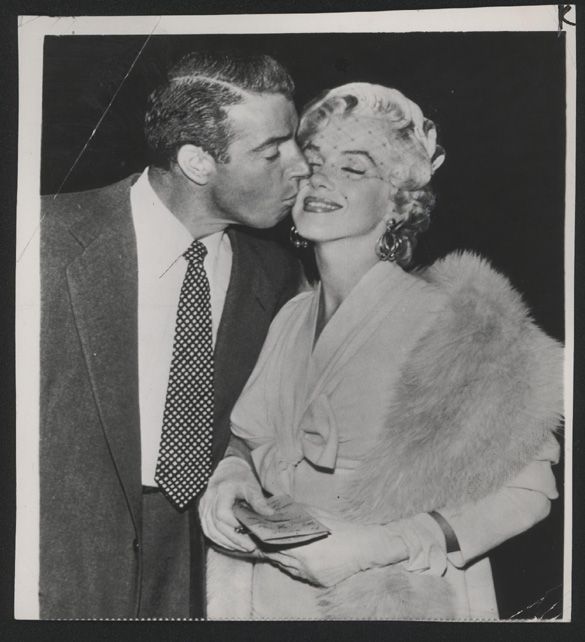 WP 1954 Joe DiMaggio Marilyn Monroe 2.jpg
